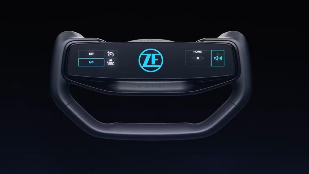 شعار ZF بمركز عجلة القيادة حيث الشاشة الجديدة
