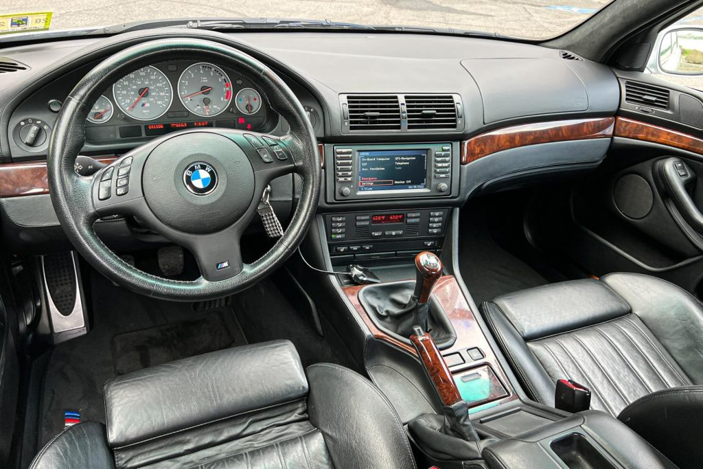قمرة BMW M5 2002